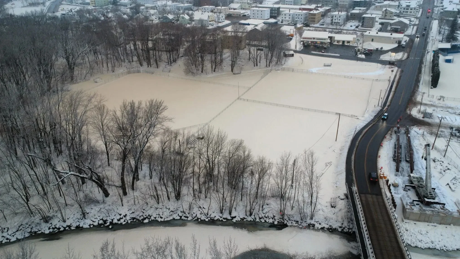 Maine paper mill waste liquid discolors snow in US