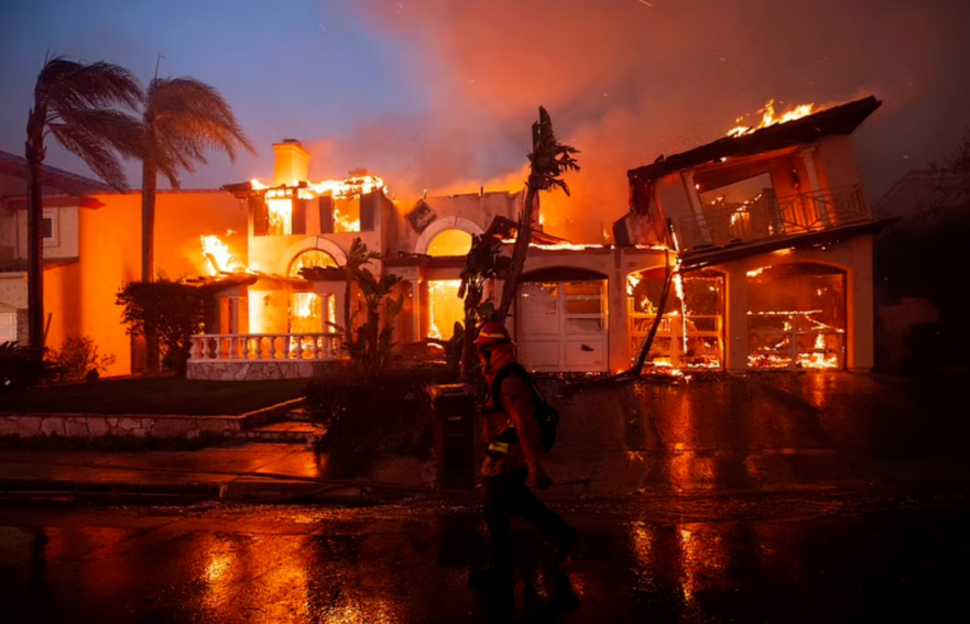 Pacific Palisades, Los Angeles: Wildfires rage on