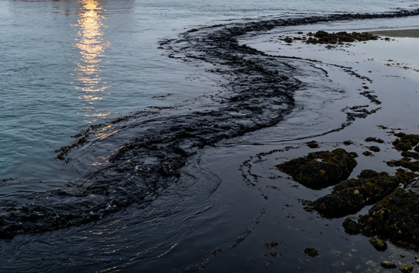 Crude Oil Pipeline Breaches into the Ocean in British Columbia
