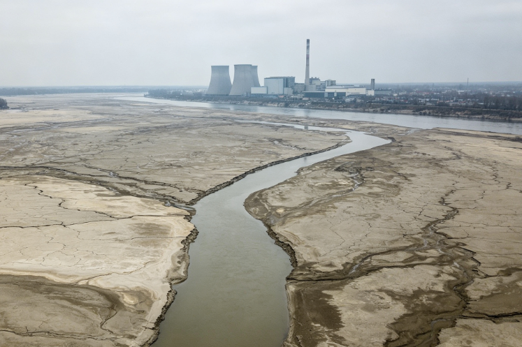 Vistula River Experiences Unprecedented Low Water Levels